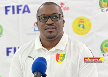 KABA DIAWARA, selectionneur de la Guinée lors de la conférence de presse d'avant