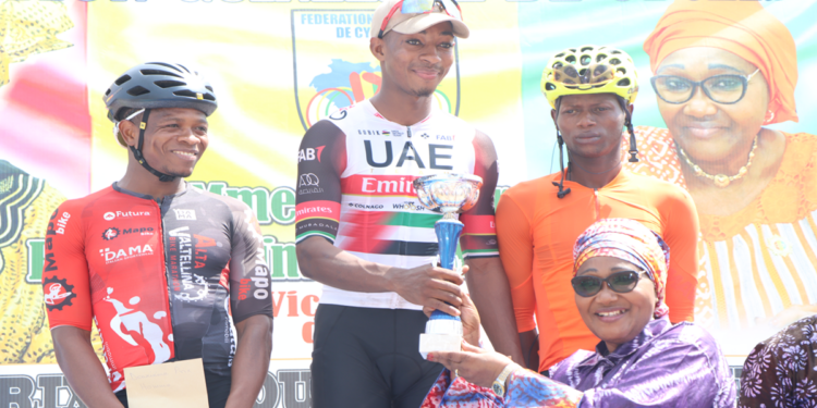 Tour cycliste grand prix de Conakry : Abdoulaye et Hawa finissent 1ers, chacun dans sa série