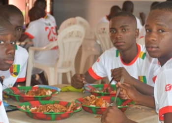 Photo des académiciens lors d'un repas au centre technique de Nongo