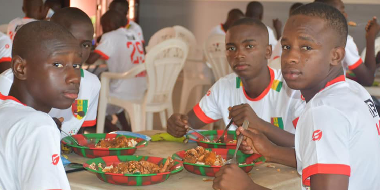 Photo des académiciens lors d'un repas au centre technique de Nongo
