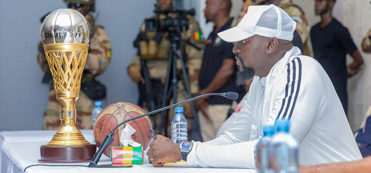 Palais Mohamed 5 : le colonel Doumbouya s’engage à soutenir le basketball
