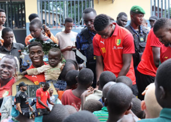 Avant de s’envoler, le Syli pose un geste fort à Conakry