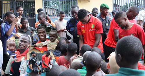 Avant de s’envoler, le Syli pose un geste fort à Conakry