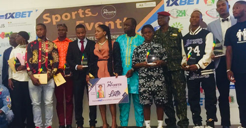 Nuit des sports de combat / Guinée : la lutteuse F. Yarie remporte le grand prix de « meilleure combattante » (voir tous les prix ici)