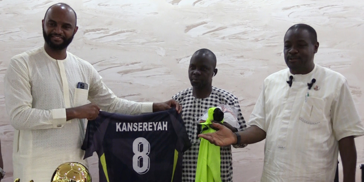 ballons, maillots et trophées : un ressortissant de Kouroussa redonne vie au football local