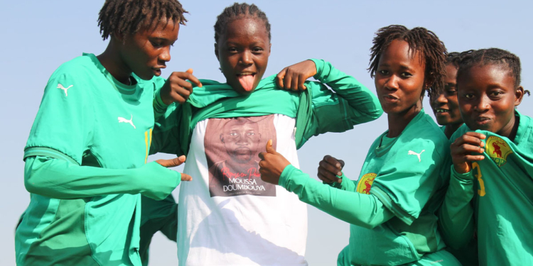 Celebration avec un tee-shirt portant la photo d'un coach guinéen décédé il y a quelques semaines à Conakry