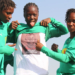 Celebration avec un tee-shirt portant la photo d'un coach guinéen décédé il y a quelques semaines à Conakry