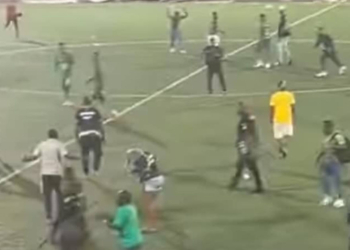 Ligue 2 ivoirienne : Jets de projectiles et bagarres – Le match Leader SC de Marcory vs US Tchologo interrompu après la fuite de l’arbitre