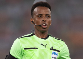 omar-artan-supercoupe-europe-2026-arbitre-somalien-uefa-salzbourg-football.jpg
