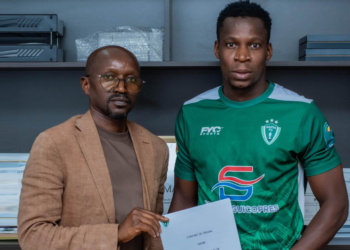 Abdoulaye Diedhiou pose avec les couleurs du Hafia FC après la signature de son contrat.