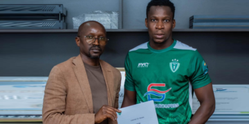 Abdoulaye Diedhiou pose avec les couleurs du Hafia FC après la signature de son contrat.