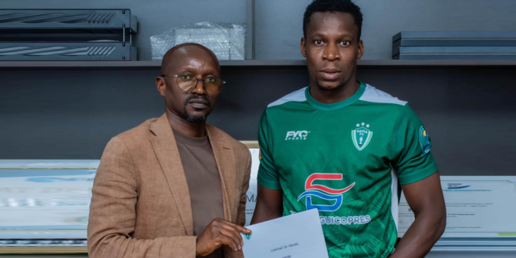 Abdoulaye Diedhiou pose avec les couleurs du Hafia FC après la signature de son contrat.