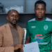 Abdoulaye Diedhiou pose avec les couleurs du Hafia FC après la signature de son contrat.