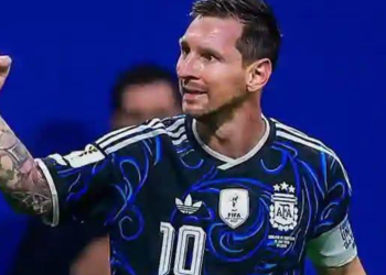 Les joueurs de l'Argentine célèbrent leur victoire contre l'Angleterre en demi-finale de la Coupe du monde 2026 après le but décisif de Lautaro Martínez.
