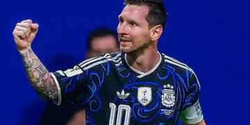 Les joueurs de l'Argentine célèbrent leur victoire contre l'Angleterre en demi-finale de la Coupe du monde 2026 après le but décisif de Lautaro Martínez.