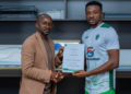 L'attaquant nigérian Ayinla Abayomi lors de son officialisation avec le Hafia FC après son transfert en provenance du FC Loto Popo.