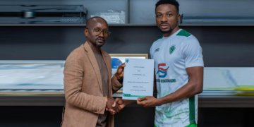 L'attaquant nigérian Ayinla Abayomi lors de son officialisation avec le Hafia FC après son transfert en provenance du FC Loto Popo.