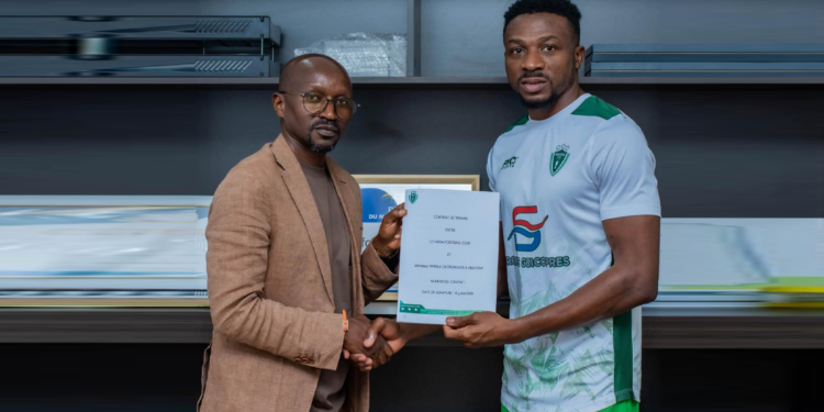 L'attaquant nigérian Ayinla Abayomi lors de son officialisation avec le Hafia FC après son transfert en provenance du FC Loto Popo.