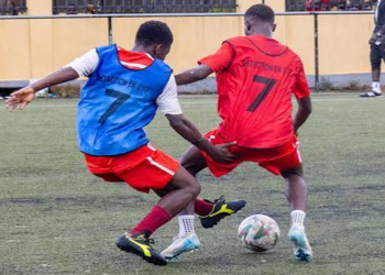 Des jeunes footballeurs participent à une séance de détection organisée par la Fédération Guinéenne de Football pour intégrer la sélection nationale U-17.