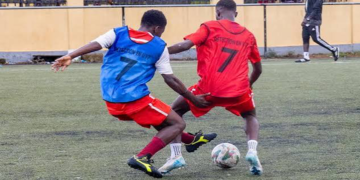 Des jeunes footballeurs participent à une séance de détection organisée par la Fédération Guinéenne de Football pour intégrer la sélection nationale U-17.