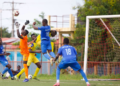 Les joueurs de Séquence FC célèbrent leur victoire face au Milo FC tandis que ceux du RCC Kamsar fêtent leur qualification en demi-finale de la Coupe de la Ligue après la séance des tirs au but.