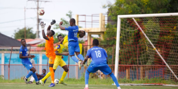 Les joueurs de Séquence FC célèbrent leur victoire face au Milo FC tandis que ceux du RCC Kamsar fêtent leur qualification en demi-finale de la Coupe de la Ligue après la séance des tirs au but.