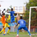 Les joueurs de Séquence FC célèbrent leur victoire face au Milo FC tandis que ceux du RCC Kamsar fêtent leur qualification en demi-finale de la Coupe de la Ligue après la séance des tirs au but.