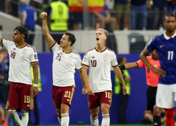 Les joueurs espagnols célèbrent leur victoire 2-0 contre la France en demi-finale de la Coupe du monde 2026 à Dallas.