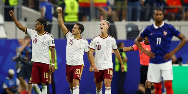 Les joueurs espagnols célèbrent leur victoire 2-0 contre la France en demi-finale de la Coupe du monde 2026 à Dallas.