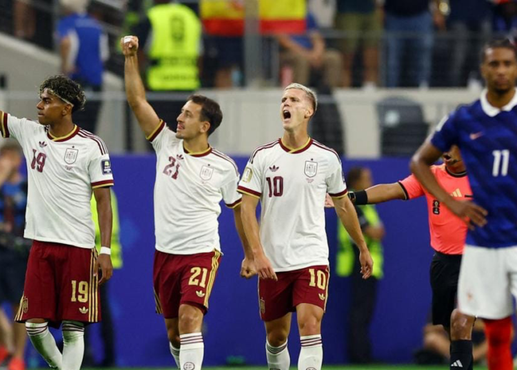 Les joueurs espagnols célèbrent leur victoire 2-0 contre la France en demi-finale de la Coupe du monde 2026 à Dallas.