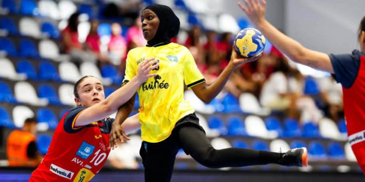 Les joueuses de la Guinée U18 lors de leur match contre l’Allemagne au Championnat du monde féminin U18 de handball en Roumanie.