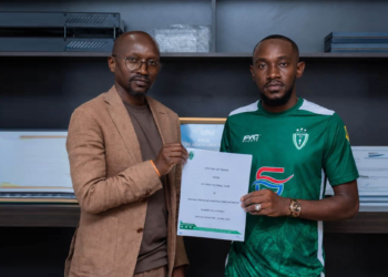 Mohamed Djibo Wonkoye lors de sa présentation officielle sous les couleurs du Hafia FC après sa signature pour deux saisons.