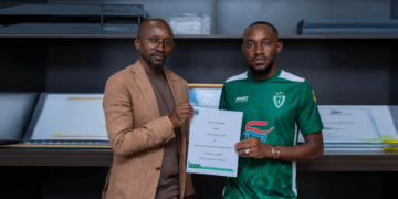 Mohamed Djibo Wonkoye lors de sa présentation officielle sous les couleurs du Hafia FC après sa signature pour deux saisons.