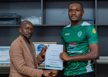 Uche Ezeala pose avec le maillot du Hafia FC après la signature de son contrat de deux saisons.