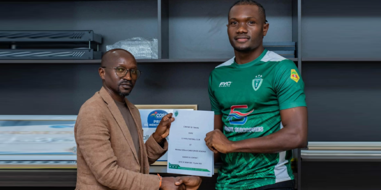 Uche Ezeala pose avec le maillot du Hafia FC après la signature de son contrat de deux saisons.