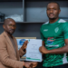 Uche Ezeala pose avec le maillot du Hafia FC après la signature de son contrat de deux saisons.