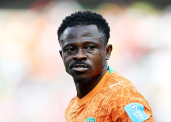 Jean Michaël Seri sous le maillot de la Côte d'Ivoire lors d'un match avec les Éléphants.