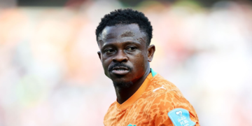 Jean Michaël Seri sous le maillot de la Côte d'Ivoire lors d'un match avec les Éléphants.