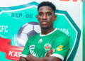 Haschou Kerrido pose avec le maillot de Karfamoriah FC après la signature de son contrat en provenance de l'AS Kaloum.