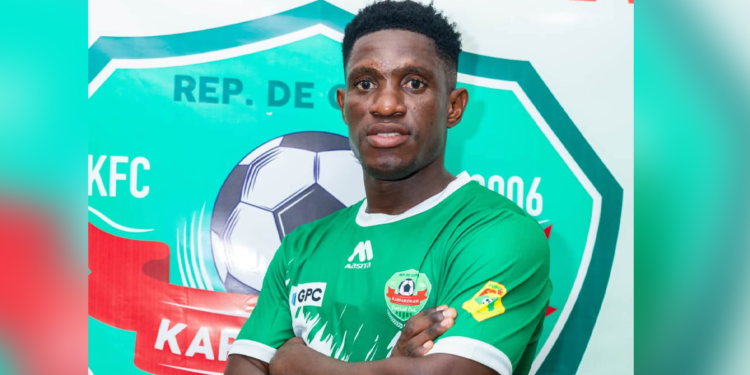 Haschou Kerrido pose avec le maillot de Karfamoriah FC après la signature de son contrat en provenance de l'AS Kaloum.