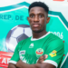 Haschou Kerrido pose avec le maillot de Karfamoriah FC après la signature de son contrat en provenance de l'AS Kaloum.