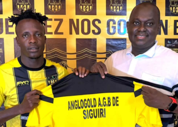 Kémo Touré pose avec le maillot de la SAG de Siguiri après la signature de son contrat en provenance du Milo FC de Kankan.