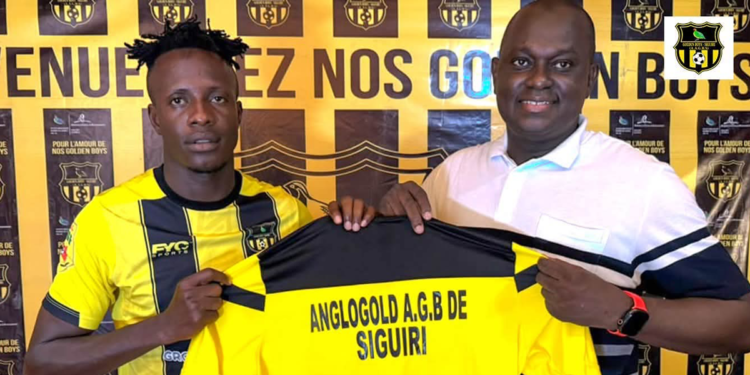 Kémo Touré pose avec le maillot de la SAG de Siguiri après la signature de son contrat en provenance du Milo FC de Kankan.