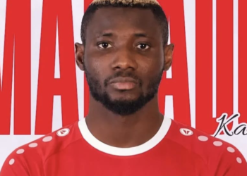 Mamadou Kane lors de sa signature avec le PFK Araz-Nakhitchevan en Azerbaïdjan.