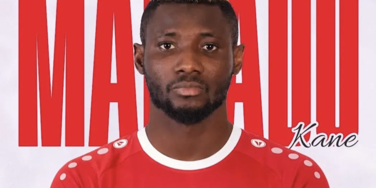 Mamadou Kane lors de sa signature avec le PFK Araz-Nakhitchevan en Azerbaïdjan.