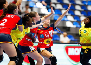 Les joueuses guinéennes U18 lors de leur premier match du Championnat du monde féminin de handball en Roumanie face à l’Espagne.