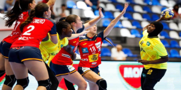 Les joueuses guinéennes U18 lors de leur premier match du Championnat du monde féminin de handball en Roumanie face à l’Espagne.