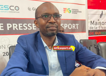 Moussa Camara, président de la Fédération guinéenne d'esport, lors de sa conférence de presse à la Maison commune des journalistes de Conakry le 25 juillet 2026.