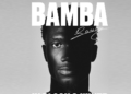 Aladji Bamba pose avec le maillot de Newcastle United après la signature de son contrat de cinq ans.