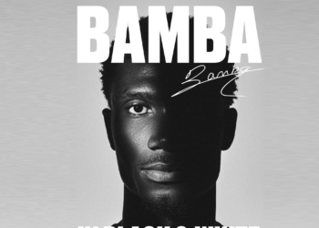 Aladji Bamba pose avec le maillot de Newcastle United après la signature de son contrat de cinq ans.